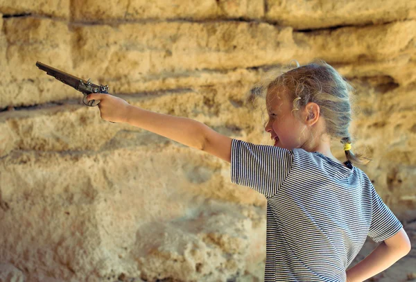 Menina com arma de mosquete velho apontando . — Fotografia de Stock