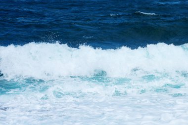 Büyük rüzgarlı dalgalar. Fırtına başlıyor.