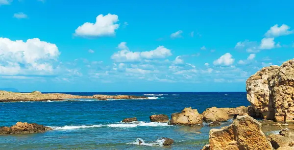Mittelmeer mit felsigem Strand. — Stockfoto