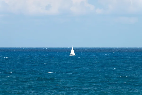 Ocean spokojny krajobraz z biały jacht z daleka od. — Zdjęcie stockowe