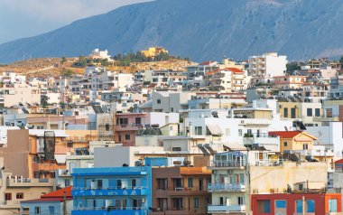 birçok şehir rooftops görünümünü.