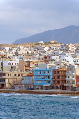 birçok şehir rooftops görünümünü.