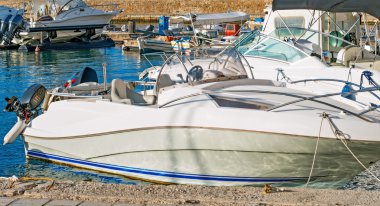 Limanda palamarla birkaç Motorlu kayak sandallar.