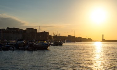 Chania, Crete koyda üzerinde güzel gün batımı.
