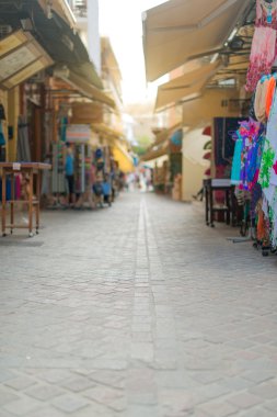 Mal ile geleneksel Akdeniz Caddesi.