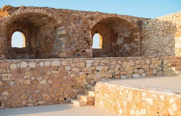 Ancienne fortification en pierre avec fenêtres et échelle . — Photo