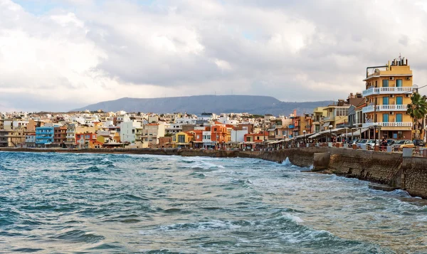 Vista panorâmica da paisagem urbana e baía. Chania, Grécia . — Fotografia de Stock