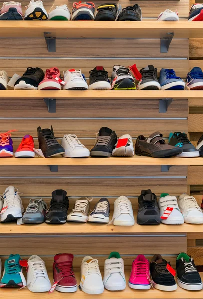 Gran colección de zapatos deportivos diferentes . — Foto de Stock