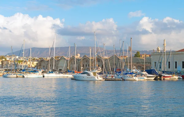 Nombreux yachts et bateaux dans le port . — Photo