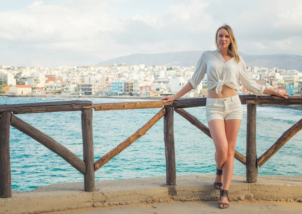 Mooie vrouw poseren tegen stadsgezicht met bay. Plaats voor uw tekst. — Stockfoto