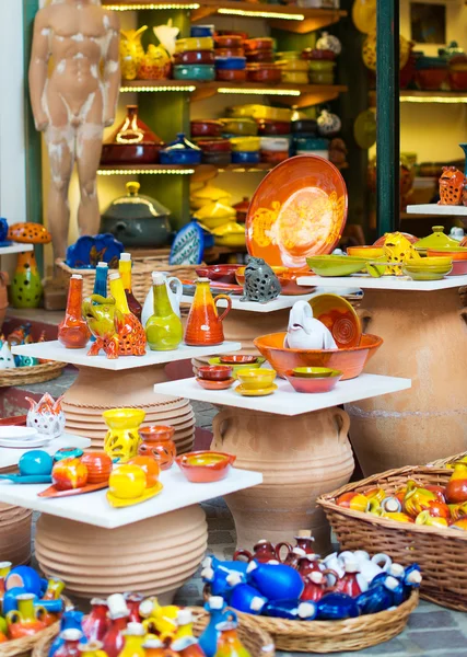 Cerâmica colorida no mercado mediterrânico . — Fotografia de Stock