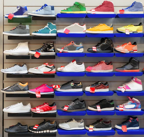 Gran colección de zapatos deportivos diferentes . — Foto de Stock