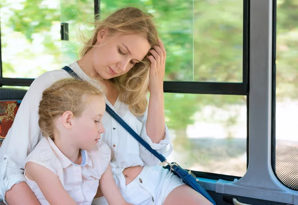 Bella donna e bambina in autobus . — Foto Stock