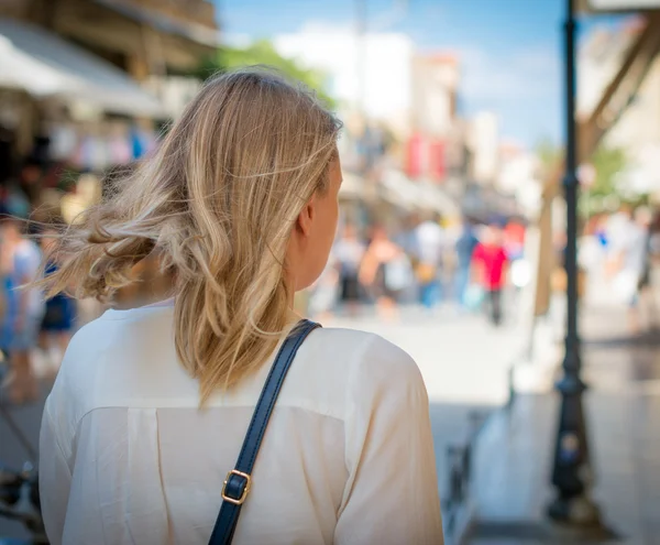 Turista feminino caminhando na cidade. Na parte de trás . — Fotografia de Stock