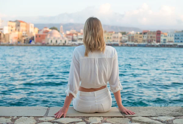 Donna che guarda la baia e la città. Vista posteriore . — Foto Stock