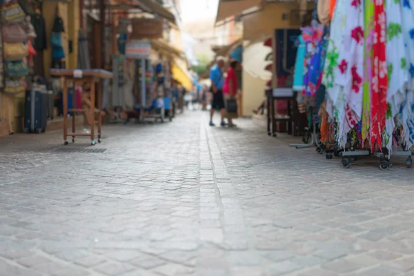 Calle mediterránea tradicional con mercancías . — Foto de Stock