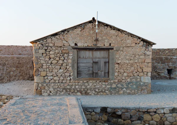 Древний рыбацкий дом на каменном пирсе . — стоковое фото
