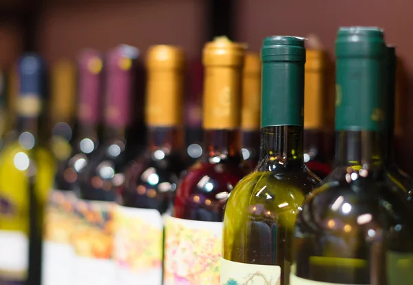 Botellas de vino en la tienda de vinos . — Foto de Stock