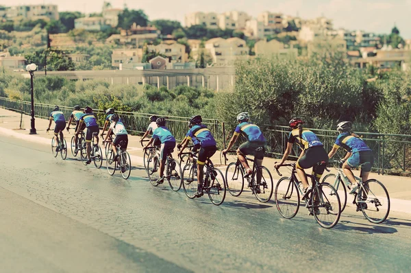 Cyclistes pendant la course sur la rue de la ville . — Photo