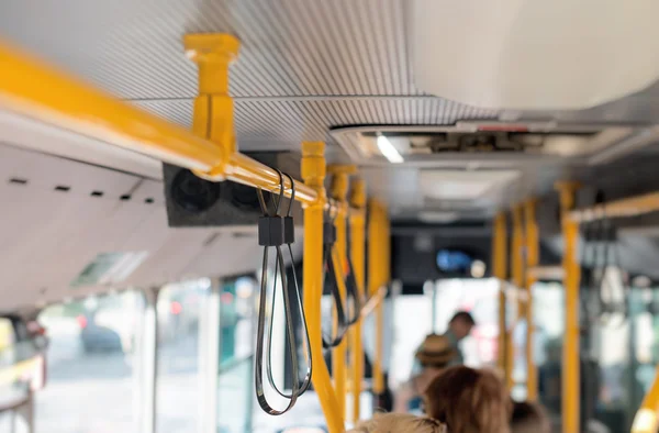 Vista de dentro do ônibus da cidade com passageiros . — Fotografia de Stock