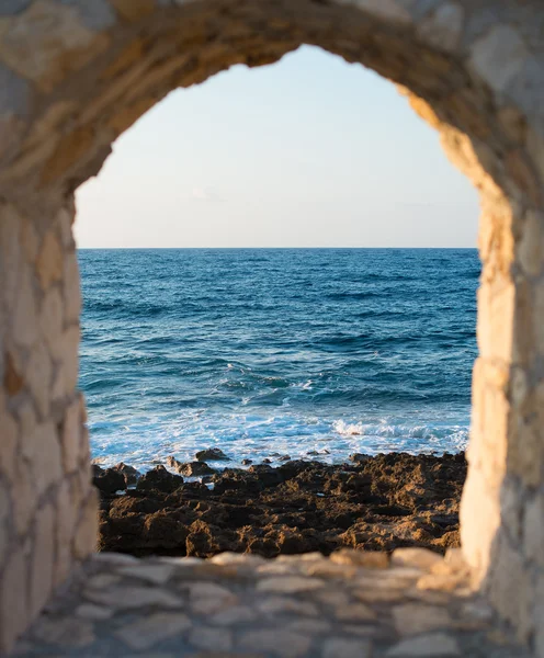 Gebogen venster met uitzicht op zee. — Stockfoto