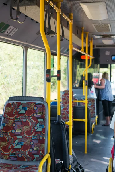 Vista de dentro do ônibus da cidade com passageiros . — Fotografia de Stock