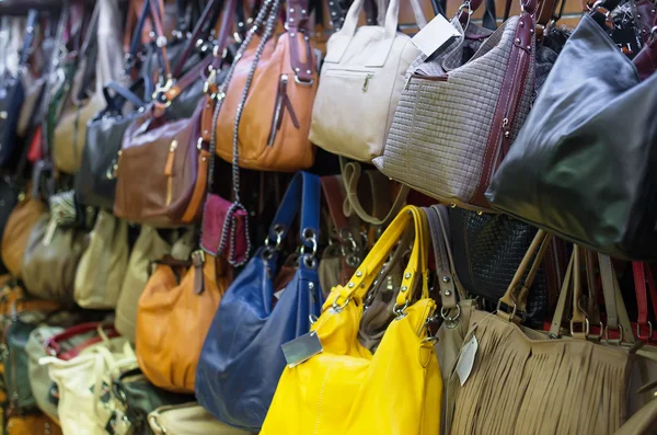 Lederen handtassen collectie in de winkel. — Stockfoto