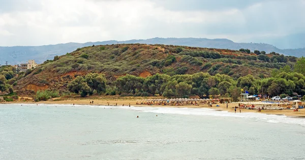 Vista sulla spiaggia con le persone . — Foto Stock