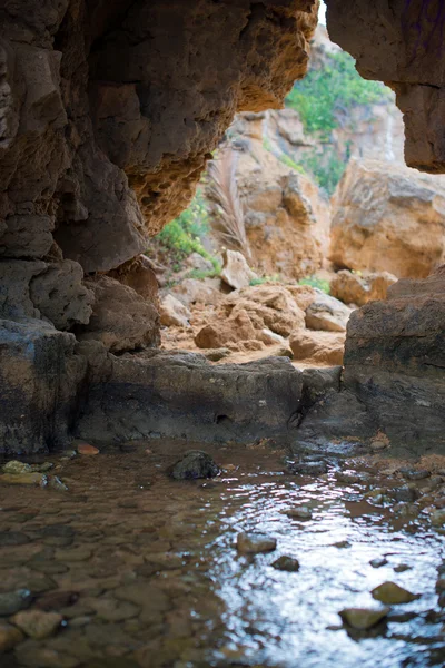 Blick von der Höhle mit Wasser. — Stockfoto