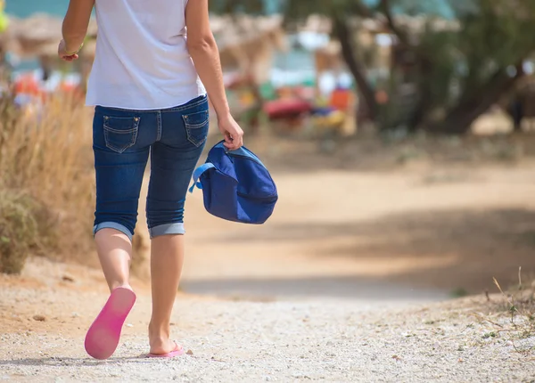 Kobieta z torbą na plażę. — Zdjęcie stockowe