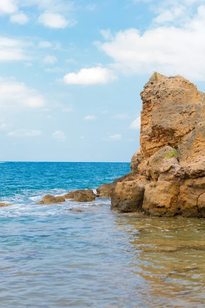 Morze Śródziemne i niebezpieczne plaża skalista. — Zdjęcie stockowe