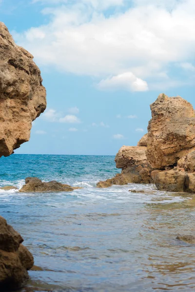 Middellandse Zee en gevaarlijke rotsachtige strand. — Stockfoto