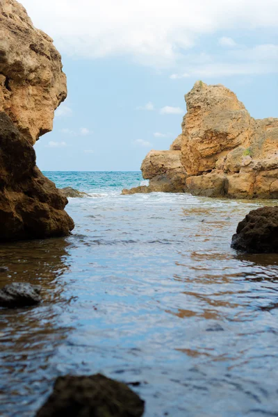 Mittelmeer und gefährlicher Felsstrand. — Stockfoto