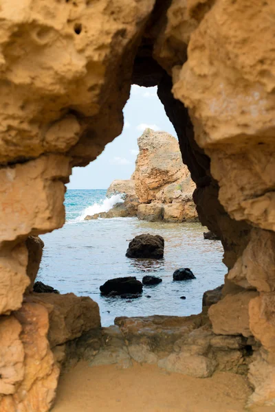 Uitzicht vanaf de grot naar de zee. — Stockfoto