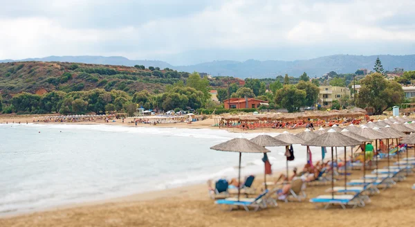 Blick auf den Strand mit Menschen. — Stockfoto