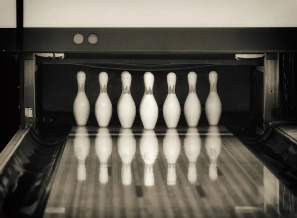 Des quilles dans le club de bowling. Noir et blanc . — Photo