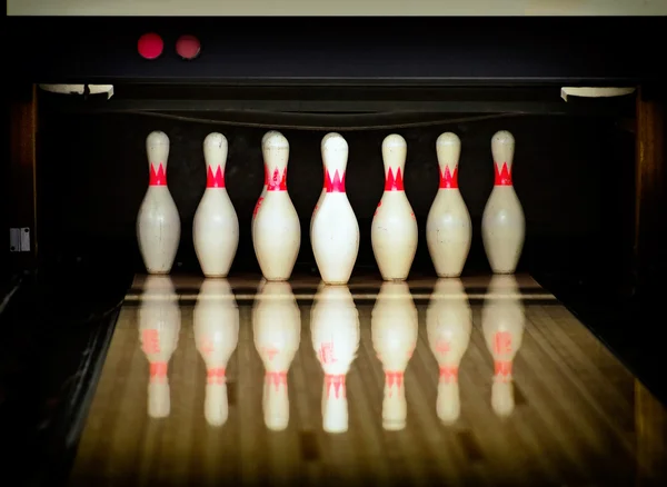 Épingles de bowling dans le club de bowling . — Photo