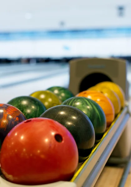 Vue rapprochée des balles dans le club de bowling . — Photo