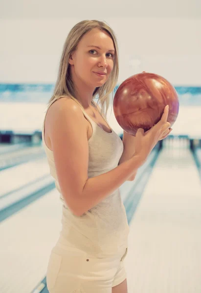 Vacker kvinna med bollen i bowling club. — Stockfoto