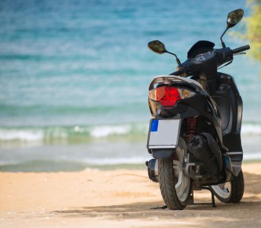 Plaja motorla. Tatil kavramı.
