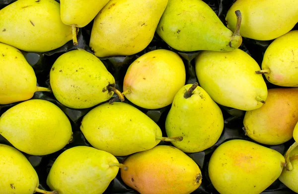 Lots of bright green pears in supermarket. — Stock Photo, Image