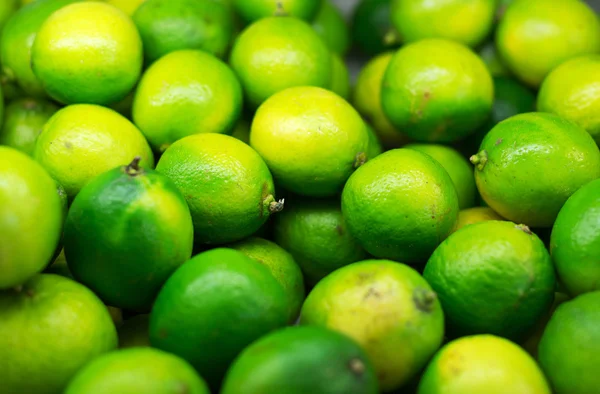 Beaucoup de limes vert vif dans le supermarché . — Photo