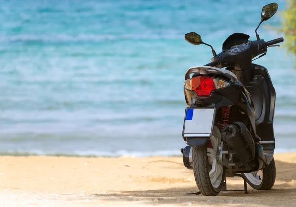 Scooter sulla spiaggia. Concetto di vacanza . — Foto Stock