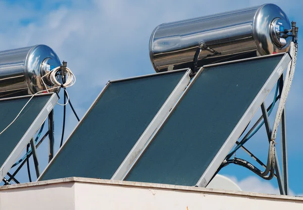 Sistema solar de calefacción de agua en los tejados . — Foto de Stock