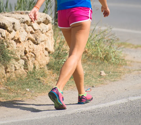 Fitness femme randonneur sur le bord de la route . — Photo