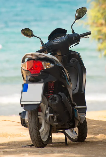 Scooter sulla spiaggia. Concetto di vacanza . — Foto Stock