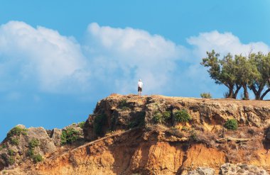 Yalnız erkek turist tepede duran.