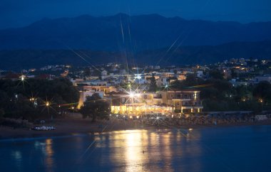 Beach Otel ile gece görünümü.