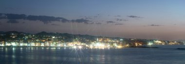 Sahil şeridine görünümünü gece evler.