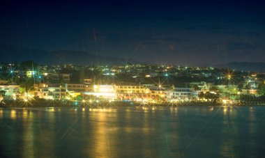 Sahil şeridine görünümünü gece evler.